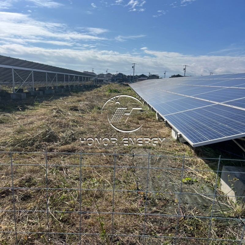Monte de tierra de acero solar de hormigón